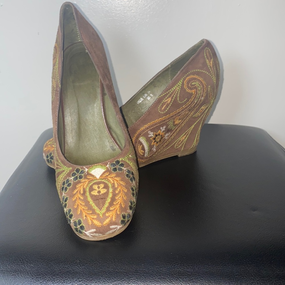 JC Embroidered Wedge Sz. 8US 39 EUR